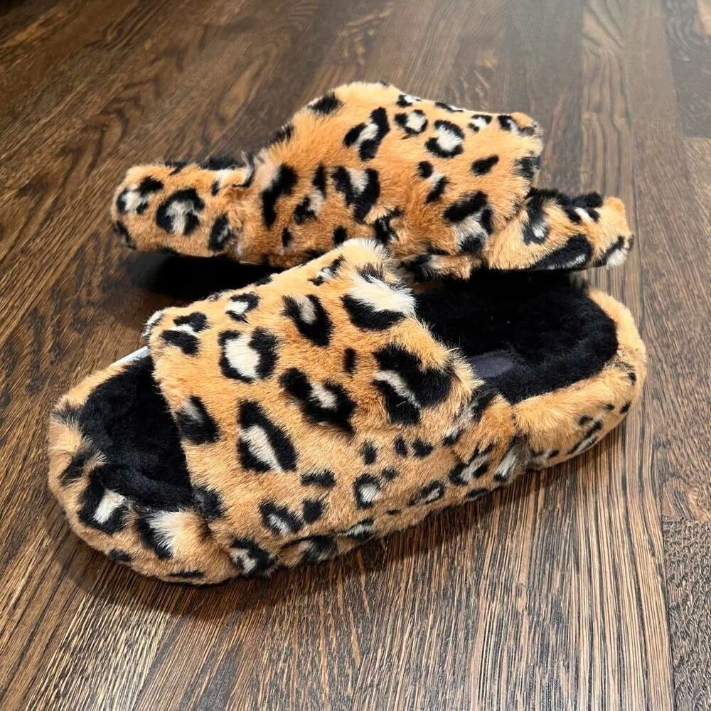Ccrocs classic leopard print fur slide sandal slipper (size 6W / 4M)